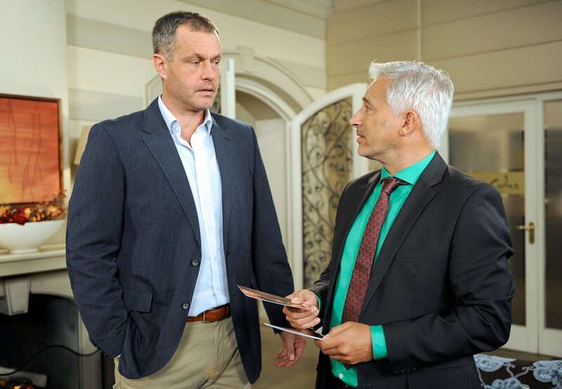 Thomas (Gerry Hungbauer, r.) erkennt, dass er einen Wahlkampfmanager braucht. Ist Torben (Joachim Kretzer, l.) der Richtige? – Bild: ARD/​Nicole Manthey