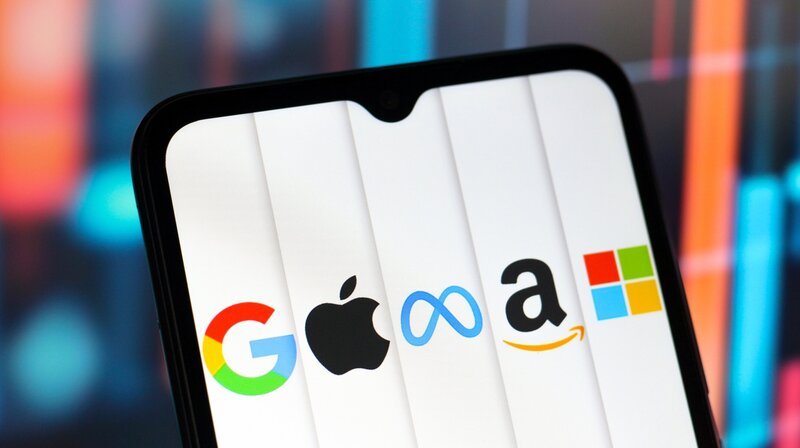 Ob im World-Wide-Web oder auf dem Smartphone: Die großen Konzerne sammeln überall Daten, um sie auf die unterschiedlichste Art und Weise zusammenzuführen. Google, Apple, Facebook (Meta), Amazon und Microsoft arbeiten zusammen, um eine wirksame Kontrolle ihrer Datensammelwut zu verhindern. – Bild: phoenix/​ZDF/​Getty Images