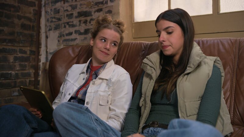 Person: Natascha Weitzendorf als Pippa Meisner; Leyla-Meryem Rink; – Bild: Joyn