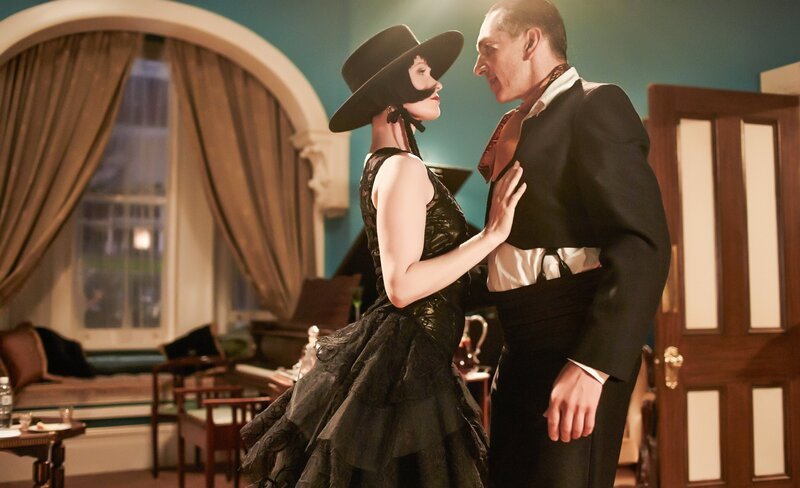 L-R: Phryne Fisher (Essie Davis) und Carlos Romaro (Fabio Robles) – Bild: ORF/​All3Media/​Every Cloud Productions/​Ben King