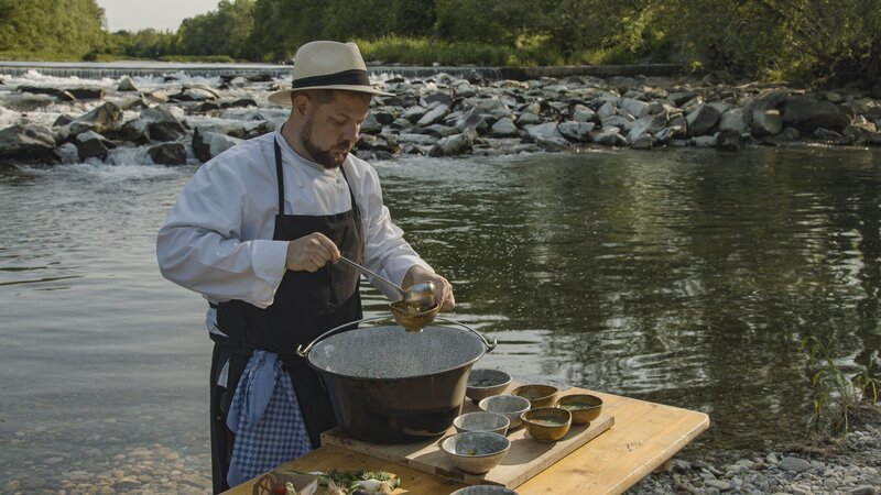 Mike Nährer kocht Bachforelle am Traisenufer – Bild: Andreas Scheurer /​ Red Bull Content Pool