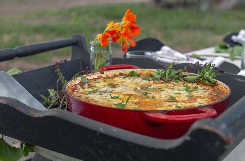 In Hawaii erfindet Heidi Lasagne neu, indem sie die Nudeln durch die hawaiianische Brotfrucht Ulu ersetzt. – Bild: Elephant Doc