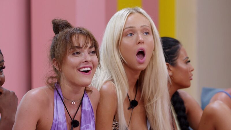 Vorne, l-r: Olivia, Thea – Bild: MTV