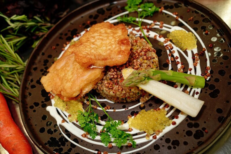 „Buchweizen Risotto mit Goldforelle im Bierbackteig“ von Brigitte Gell. – Bild: ORF/Lura Media/Simeon Baker „Buchweizen Risotto mit Goldforelle im Bierbackteig“ von Brigitte Gell. – Bild: ORF/Lura Media/Simeon Baker
