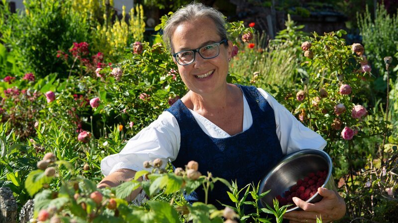 Heute ist Walburga Schillinger Gastgeberin auf ihrem traditionellen Bauernhof im Schwarzwald. Ein besonderes Prachtstück ist der Selbstversorgergarten im Zentrum des Hofes. – Bild: WDR/​Melanie Grande