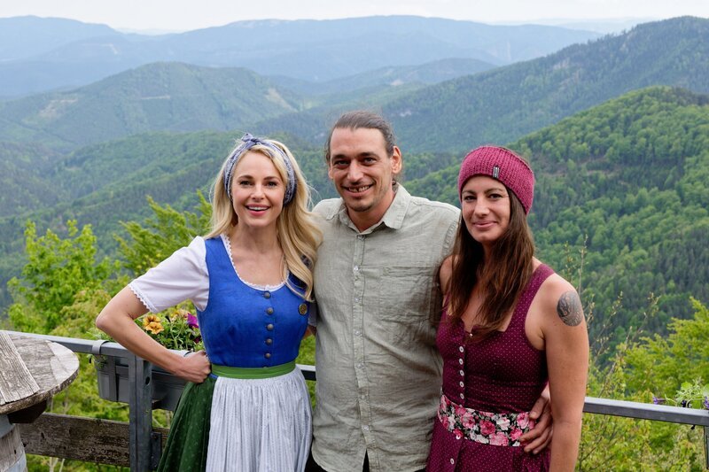 Silvia Schneider, Simon Reiter und Stefanie Rysavi auf der Enzian-Hütte am Kieneck. – Bild: ORF/​Silvia Schneider GmbH/​Juraj Melicher