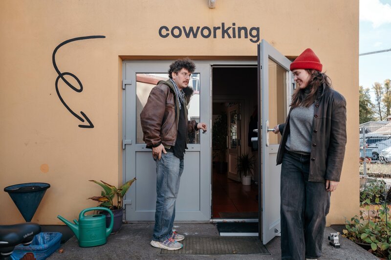 Zum Projekt gehören außerdem ein Coworking-Space in der ehemaligen Mensa und die Nutzung der Turnhalle für die Allgemeinheit. – Bild: ZDF und Jens Gyarmaty