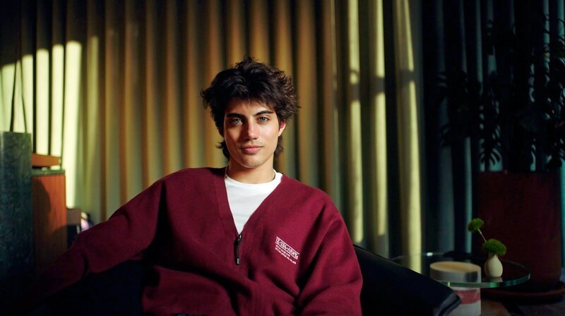 Nic Kaufmann in der Hotellobby während der Fashion Week 2026 in Mailand. – Bild: NDR/​ARD/​David Rankenhohn
