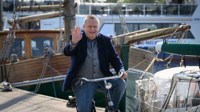Zu DDR-Zeiten war Jan-Hinrich Reuter (Udo Kroschwald) bereits ein Fan des getöteten Radprofis. Deshalb ist er in diesem kniffligen Fall auch außerhalb des Reviers im Einsatz. Natürlich immer mit dem Rad. Das Radrennen für den guten Zweck hat ihm die Bewegung schmackhaft gemacht … – Bild: ZDF /​ Meyerbroeker