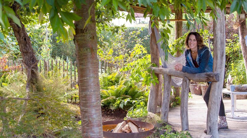 Die dritte Gartenreise führt nach Reutlingen. Saskia Plewe hat aus dem 500 Quadratmeter großen Grundstück ihrer Großeltern eine grüne Oase für die Familie geschaffen. – Bild: WDR/​Melanie Grande