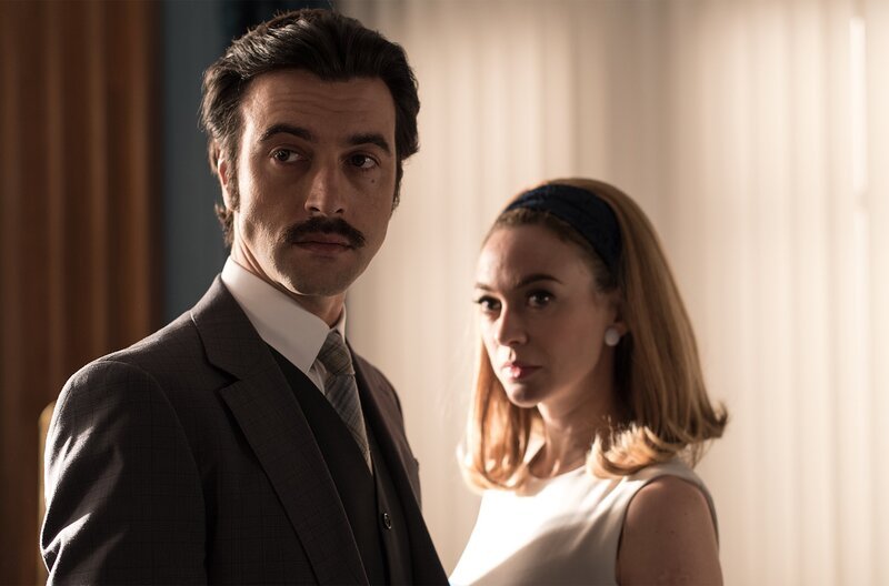 Mateo Ruiz (Javier Rey) und Clara Montesinos (Marta Hazas). – Bild: WDR/​Enrique Baró Ubach