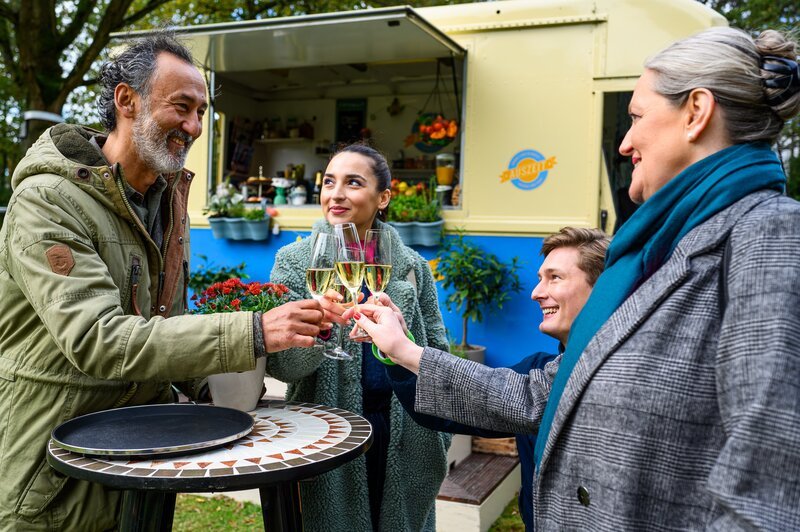Von links: Safi Edemir (Ercan Durmaz), Ava Edemir (Rona Özkan), Finn Eckart (Yannik Meyer) und Mechthild Puhl (Sybille Schedwill). – Bild: Julia Feldhagen /​ ZDF
