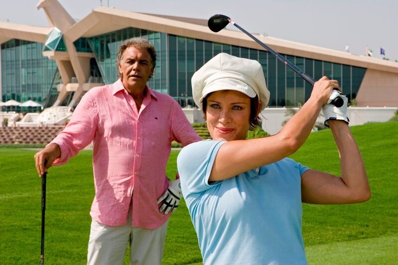 Beim Golfspiel hofft der Hotelmanager Markus Winter (Christian Kohlund) die harte Schale der unnahbaren Touristik-Managerin Sarah Reimers (Sonja Kirchberger) zu durchbrechen. – Bild: Olaf R. Benold /​ benold film foto medienservice