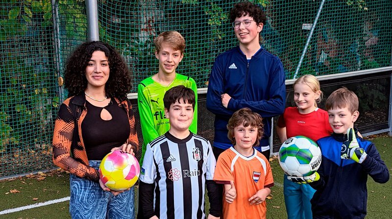 Reporterin Tessniem (l) besucht einen Verein für Inklusionssport. – Bild: WDR/tvision Reporterin Tessniem (l) besucht einen Verein für Inklusionssport. – Bild: WDR/tvision