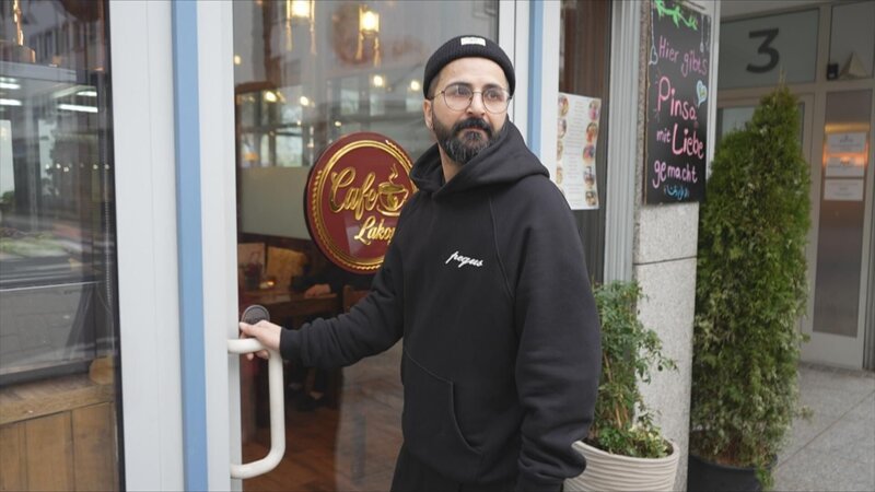 Café-Besitzer Rasul beginnt seine Schicht. Seit Jahren belastet der Drogen-Hotspot am Neumarkt sein Geschäft. – Bild: RTL