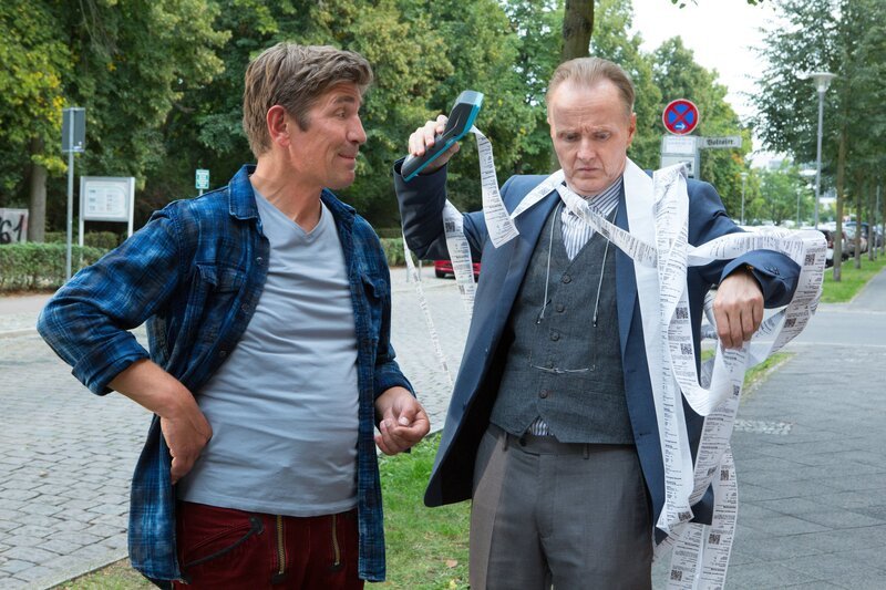 Heinz Kluthes (Holger Handtke, r.) ist verzweifelt: Sein Knöllchenmaster ist kaputt, Falschparker überall und jetzt schlägt Fritz Fuchs (Guido Hammesfahr, l.) auch noch vor, dass Bärstadt einen neuen Spielplatz bekommt. – Bild: ZDF und Zia Ziarno.