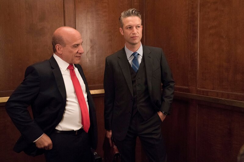 LAW & ORDER: SPECIAL VICTIMS UNIT -- „Can’t Be Held Accountable“ -- Pictured: (l-r) Paul Ben-Victor as Counselor Peter Abrams, Peter Scanavino as Detective Sonny Carisi. – Bild: NBC /​ Universal /​ Universal Network Television LLC