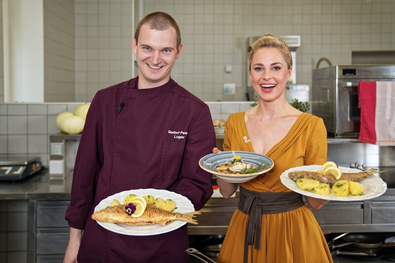 Silvia Schneider mit Markus Luger, Gasthof Luger in Wesenufer ("Zanderfilet mit Kräuterseitlingen" und "Fisch im Ganzen mit Petersilienkartoffeln"). – Bild: ORF/Lura Media/Simeon Baker Silvia Schneider mit Markus Luger, Gasthof Luger in Wesenufer ("Zanderfilet mit Kräuterseitlingen" und "Fisch im Ganzen mit Petersilienkartoffeln"). – Bild: ORF/Lura Media/Simeon Baker