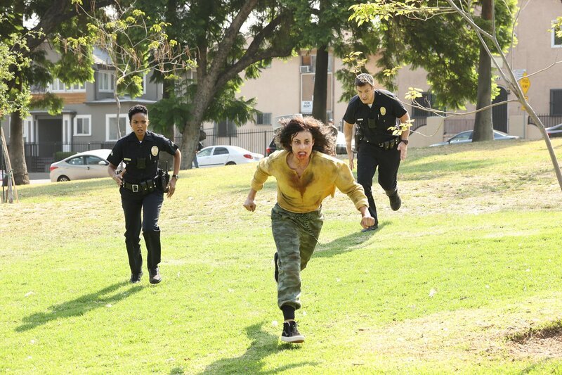 THE ROOKIE – „A.C.H.“ – When a new designer drug hits LA streets, it turns users into „zombies,“ and Officer Nolan and the team have a Halloween they won’t soon forget. Back at home, Lucy questions whether her apartment building might be haunted. MEKIA COX, NATHAN FILLION – Bild: FOXBURG FINANCING 4, LLC AND ABC SIGNATURE ALL RIGHTS RESERVED
