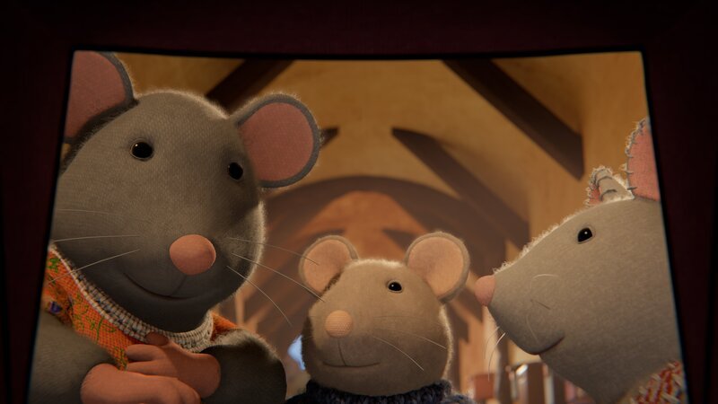 Sam (M.) und Julia (r.) haben Frau Plapper (l.) getroffen. Sie scheint mit ihrem Geplauder die schreienden Baby-Geschwister von Sam zu beruhigen. – Bild: ZDF/​Cielo Films/​Caribara Production
