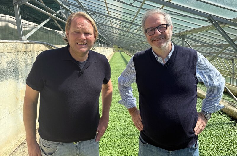 In Genua gewährt der Pesto-WM-Gründer Roberto Panizza (r.) Björn Freitag (l.) spannende Einblicke in den Basilikumanbau. – Bild: WDR/​Joshua Stolz/​solis film + content productions