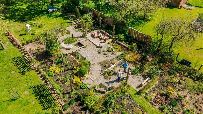 Wenn im Sommer die Pflanzen in den Gärten ihre volle Pracht entfaltet haben, dann ist traditionell die Zeit der sogenannten offenen Gärten. Überall im Norden öffnen Gartenliebhaber ihre Pforten und zeigen Interessierten ihre selbst geschaffenen Paradiese. – Bild: NDR/​Udo Tanske