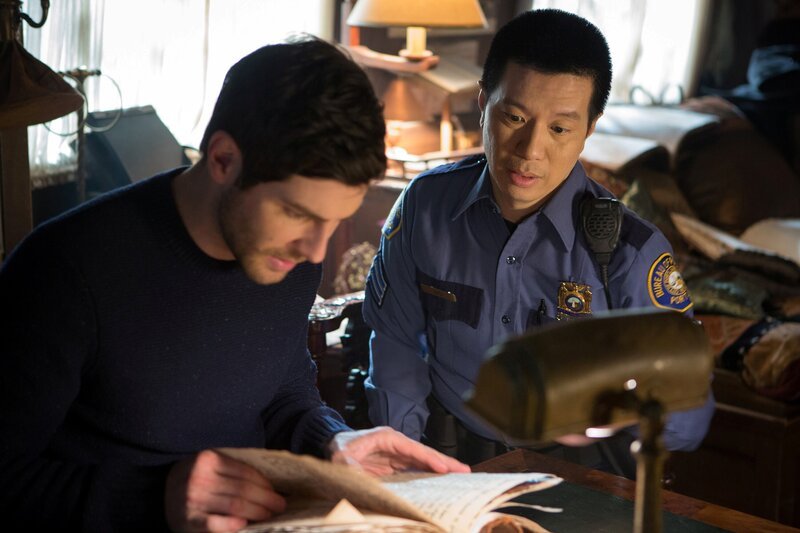 GRIMM -- „Trial by Fire“ -- Pictured: (l-r) David Giuntoli as Nick Burkhardt, Reggie Lee as Sgt. Wu. – Bild: NBC /​ UNIVERSAL /​ Open 4 Business Productions LLC