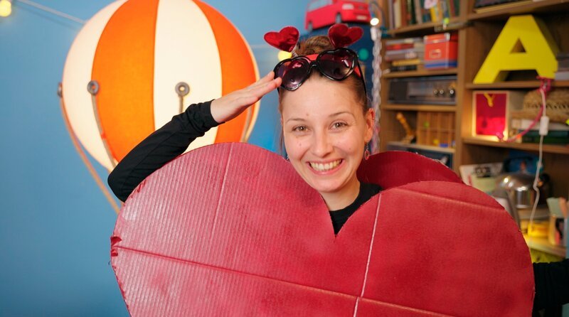 Checkerin Marina findet heraus, was es mit dem berühmten roten Herzsymbol auf sich hat. – Bild: BR/​megaherz gmbh/​Amelie Cran