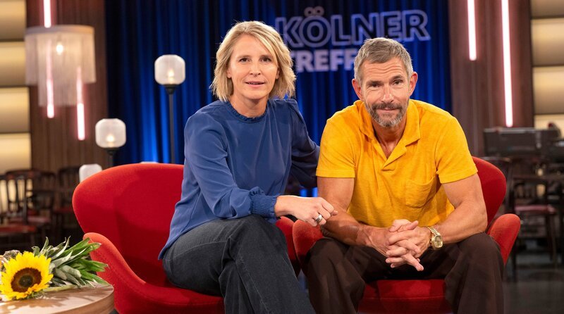 Susan Link (l) und Micky Beisenherz moderieren die Sendung. – Bild: WDR/​Melanie Grande