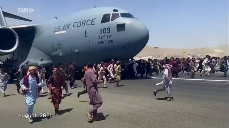 Seit dem Abzug der NATO-Truppen sind die Taliban in Afghanistan wieder an der Macht; sie regieren mit Gewalt und Unterdrückung. – Bild: SWR