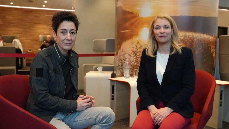 Für die „Am Puls“-Doku stellt sich Bahnchefin Evelyn Palla (r.) dem ZDF exklusiv im Interview. (Berlin) – Bild: Felix Korfmann /​ ZDF