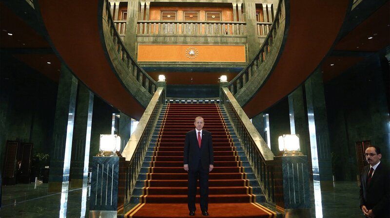 Recep Tayyip Erdoğan vor einer Treppe im Präsidentenpalast in Ankara zum Republiktag. – Bild: WDR/​picture alliance/​dpa/​Str