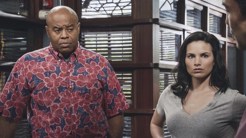 Lou Grover (Chi McBride, l.); Quinn Liu (Katrina Law, r.) – Bild: 2019 CBS Broadcasting, Inc. All Rights Reserved. Lizenzbild frei