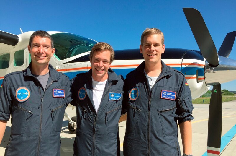 Checker Tobi (Mitte) mit Marc Puskeiler und Thomas van Marwick vor einem Klima-Forschungsflugzeug des Deutschen Zentrums für Luft- und Raumfahrt in Oberpfaffenhofen. Weiteres Bildmaterial: www.br-foto.de. – Bild: BR/​megaherz gmbh/​Stefan Schindler