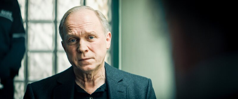 Ulrich Tukur (Sebastian Albrecht). – Bild: ORF/​Beta Film/​Lailaps Pictures GmbH/​X Filme Creative Pool GmbH