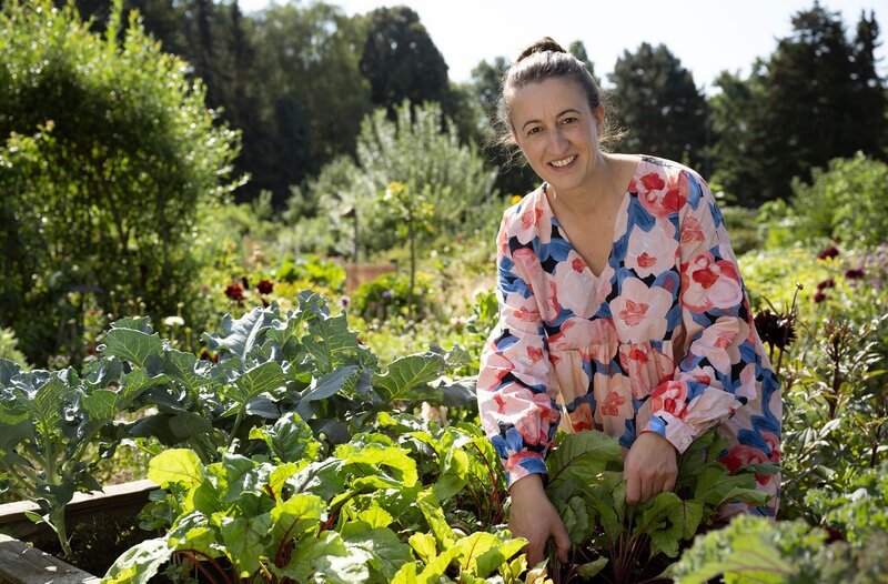 Nabila Pelz baut erfolgreich Gemüse, Obst und Kräuter an, die sie gern in der Outdoorküche direkt vor Ort verarbeitet. – Bild: WDR/​Melanie Grande