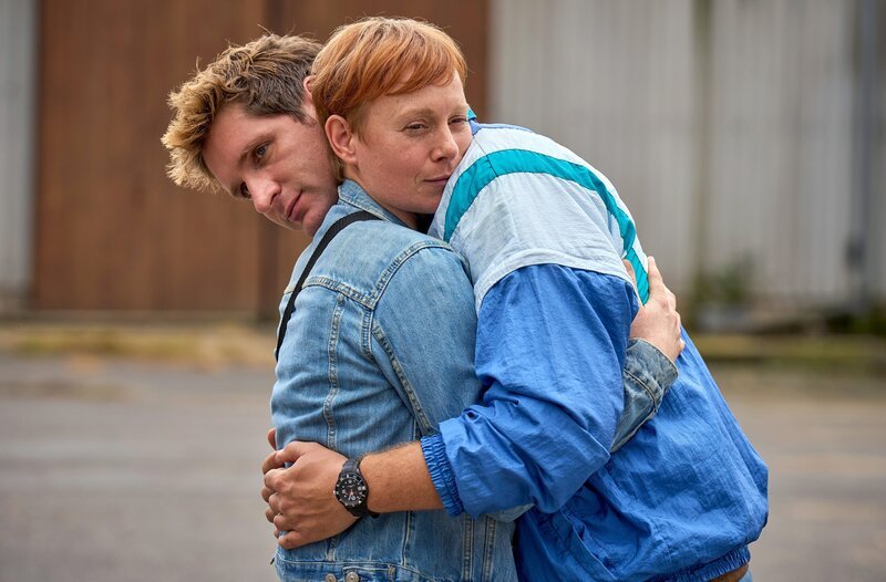 Renate (Caroline Junghanns, l.) und Heino (Sebastian Schwarz, r.) verabschieden sich voneinander, doch diesmal hoffentlich nicht für immer. © ARD/​Frank Dicks, honorarfrei – Verwendung gemäß der AGB im engen inhaltlichen, redaktionellen Zusammenhang mit genannter ARD-Sendung bei Nennung „Bild: ARD/​Frank Dicks“ (S2+). ARD-Programmdirektion/​Bildredaktion, pressefoto.daserste@ard.de – Bild: ARD/​Frank Dicks