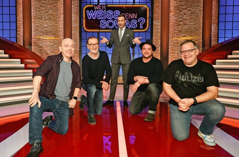 Moderator Kai Pflaume (M.) und seine Rateteam-Kapitäne Bernhard Hoëcker (l.) und Elton (r.) begrüßen in dieser Sendung den Schauspieler Peter Lohmeyer (2.v.l.) und den Schauspieler Ronald Zehrfeld (2.v.r.). – Bild: ARD/​Morris Mac Matzen