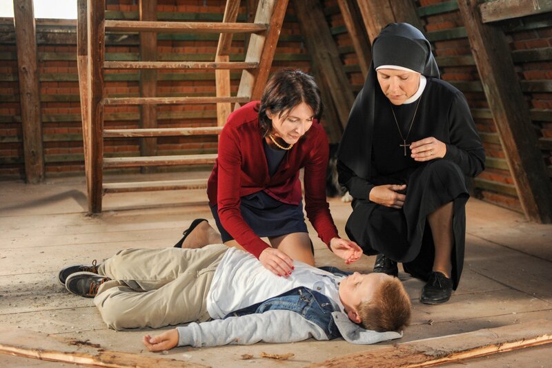 Oskar bricht durch die Decke (v.li.: Philipp Franck, Petra Einhoff, Janina Hartwig). – Bild: ORF