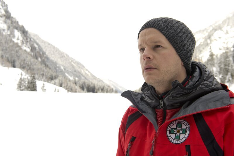 Bergretter Ben (Mirko Lang) macht sich große Sorgen um seine Kollegen, zu denen schon vor Stunden der Kontakt abgebrochen ist. – Bild: ZDF/​Thomas R. Schumann