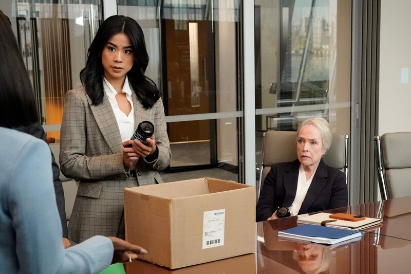 Skye P. Marshall as Olympia Lawrence and Henry Haber as Hunter Langley. – Bild: Michael Yarish /​ CBS/​Paramount