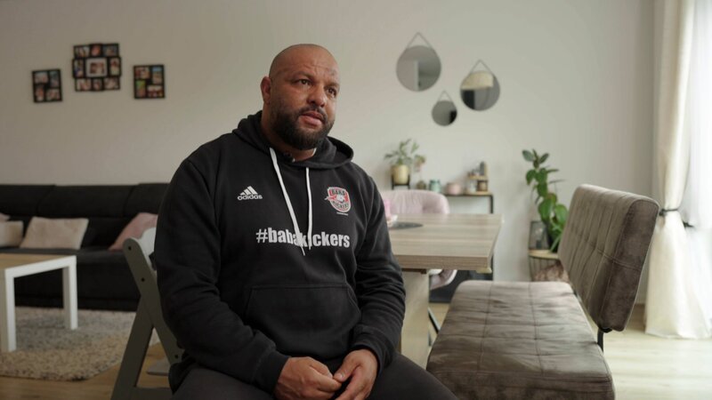 Rassismus auf dem Fußballplatz: Der Kölner Trainer Faisal Neumann kämpft für seine Spieler. Die Kinder werden immer wieder diskriminiert und beleidigt. – Bild: @RTL