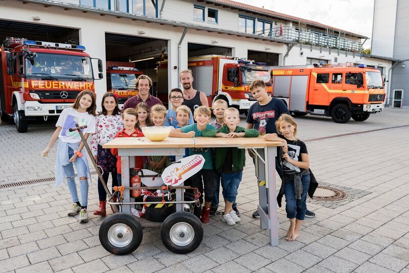 Checker Tobi und Feuerkünstler Michael Fuhr bei der Feuerwehr Vaterstetten – Bild: BR/​Hans-Florian Hopfner