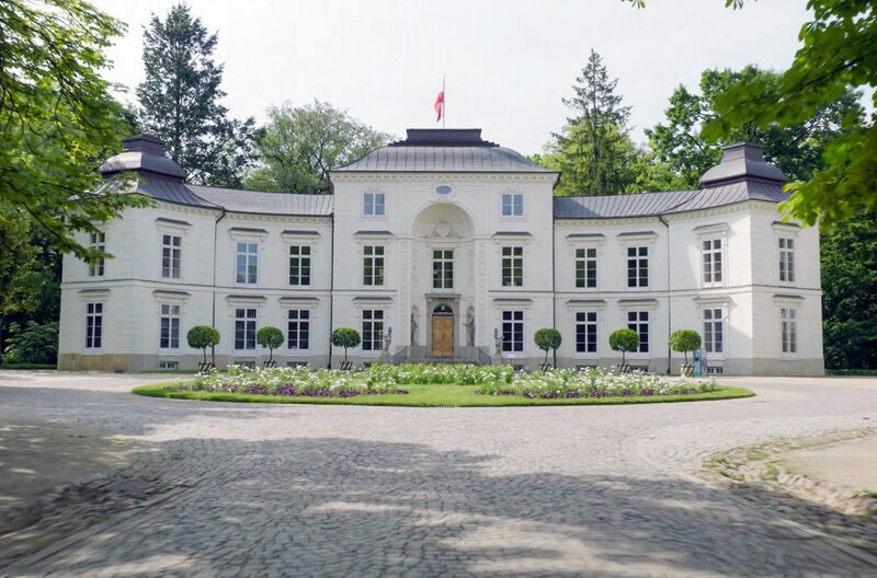 Der im 18. Jahrhundert im Łazienki-Park errichtete Palast auf dem Wasser blieb wie durch ein Wunder von Kriegszerstörungen verschont und zählt zu den bedeutendsten Sehenswürdigkeiten Warschaus. – Bild: Schuch Productions