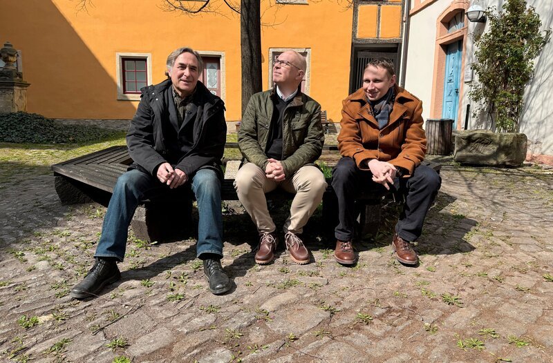 apl. Prof. Joachim Bauer, PD Stefan Gerber, Dr. Enrico Paust (v.links) halten die Fäden eines großen interdisziplinären Forschungsprojekts in den Händen. – Bild: MDR/​Steffi Peltzer-Büssow