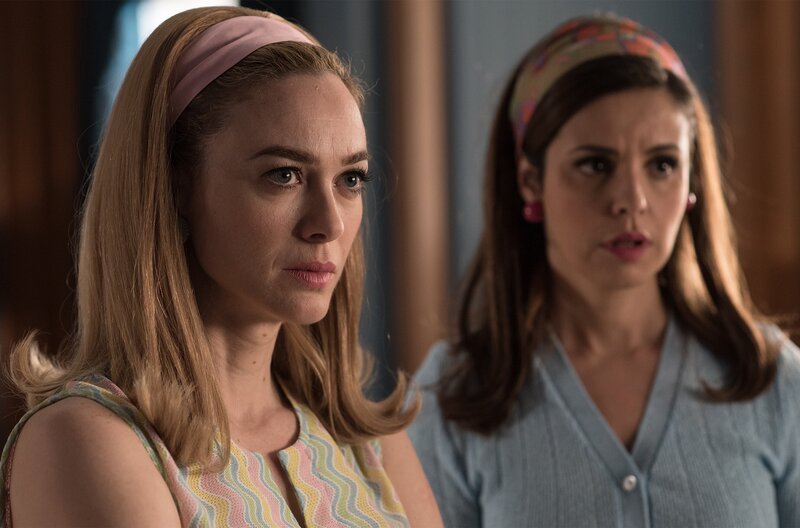Clara Montesinos (l., Marta Hazas) und Paloma Oliver (r., Marta Torné). – Bild: WDR/​Enrique Baró Ubach