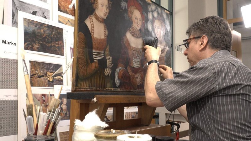 Georg Prast restauriert das Gemälde „Drei Prinzessinnen von Lucas Cranach d.Ä.“. – Bild: ORF/​On Media/​Jochen Unterhofer
