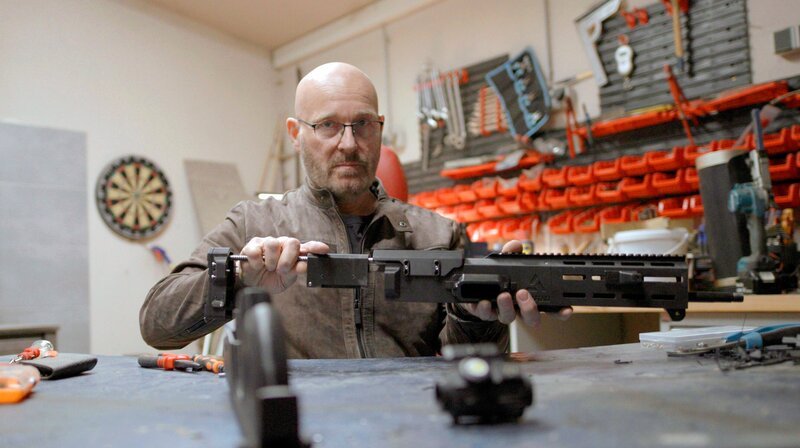 Jörg Sprave ist Youtuber und Waffenhändler. Er besitzt eine entsprechende Lizenz und hat in seiner Werkstatt Schusswaffen mit dem 3D-Drucker zu Testzwecken nachgebaut. – Bild: WDR/Norbert Lübbers Jörg Sprave ist Youtuber und Waffenhändler. Er besitzt eine entsprechende Lizenz und hat in seiner Werkstatt Schusswaffen mit dem 3D-Drucker zu Testzwecken nachgebaut. – Bild: WDR/Norbert Lübbers