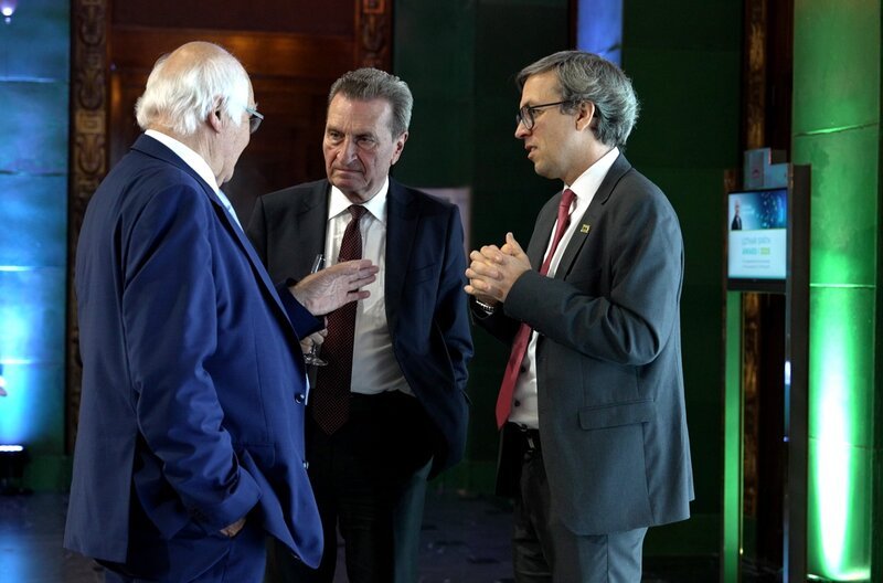 Martin Herrenknecht (l.), Günther Oettinger (M.) und Vorstandsmitglied Michael Sprang beim Lothar Späth Award 2025. Herrenknecht fördert mit dem Innovations-Preis junge Unternehmer. – Bild: SWR/​Uwe Dietrich