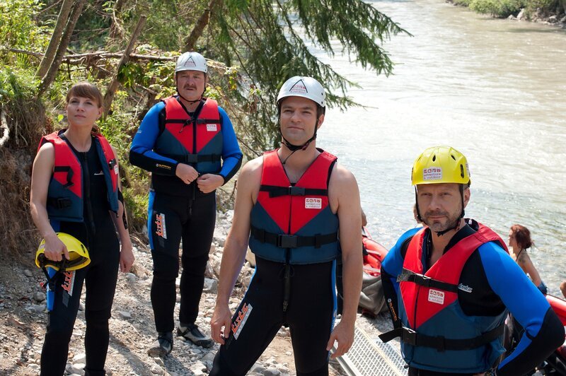 „Soko Kitzbühel“, „Stille Wasser.“ Major Andreas Schneider vom Landeskriminalamt hat der Soko Kitzbühel Fortbildung verordnet. Bei Rafting, Kajaktouren und Schießen mit einer Pistolenarmbrust sollen die Ermittler effektive Teamarbeit trainieren. Im Bild (v.li.): Kristina Sprenger (Karin Kofler), Ferry Öllinger (Kroisleitner), Jakob Seeböck (Lukas Roither), Simon Hatzl (Andreas Schneider). – Bild: ORF/​BEO-Film/​Stefanie Leo
